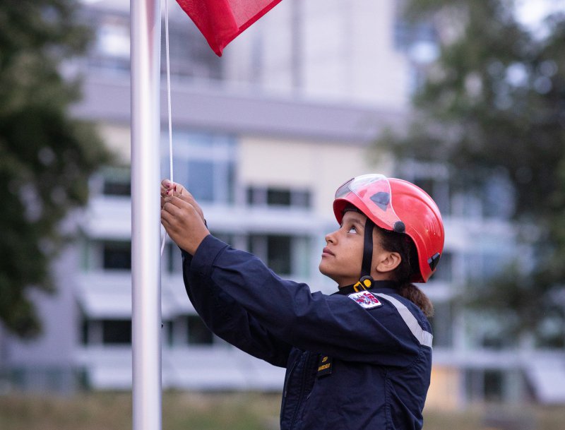 Lever de drapeau par Sarah Prod'hom, jeune sapeur-pompier<br/>© Eric Trezza