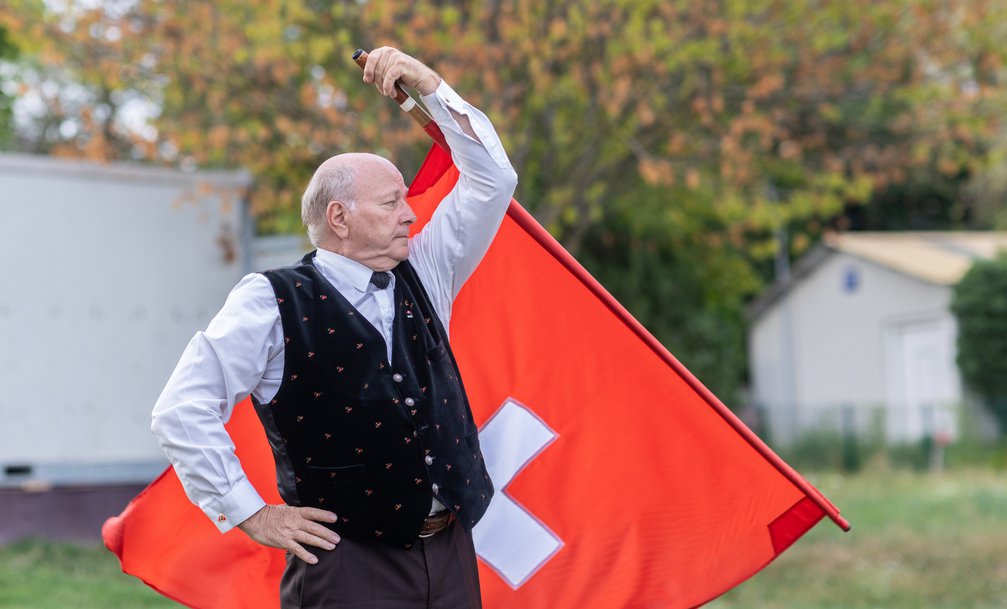 M. Kurt Welten, lanceur de drapeau<br/>© Eric Trezza