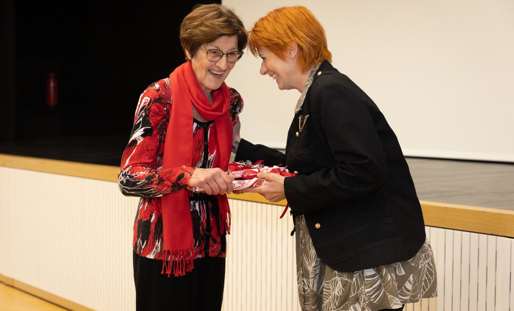 Martine Mérat recevant le Mérite communal des mains d'Anne Penet<br/>© Eric Trezza
